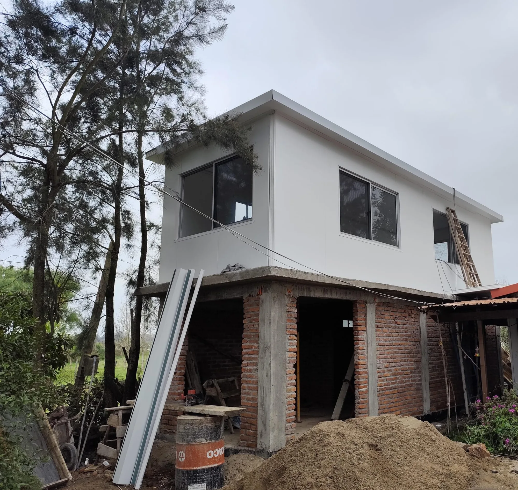 Vivienda de dos plantas construida con isopanel por MG Construcciones en Uruguay