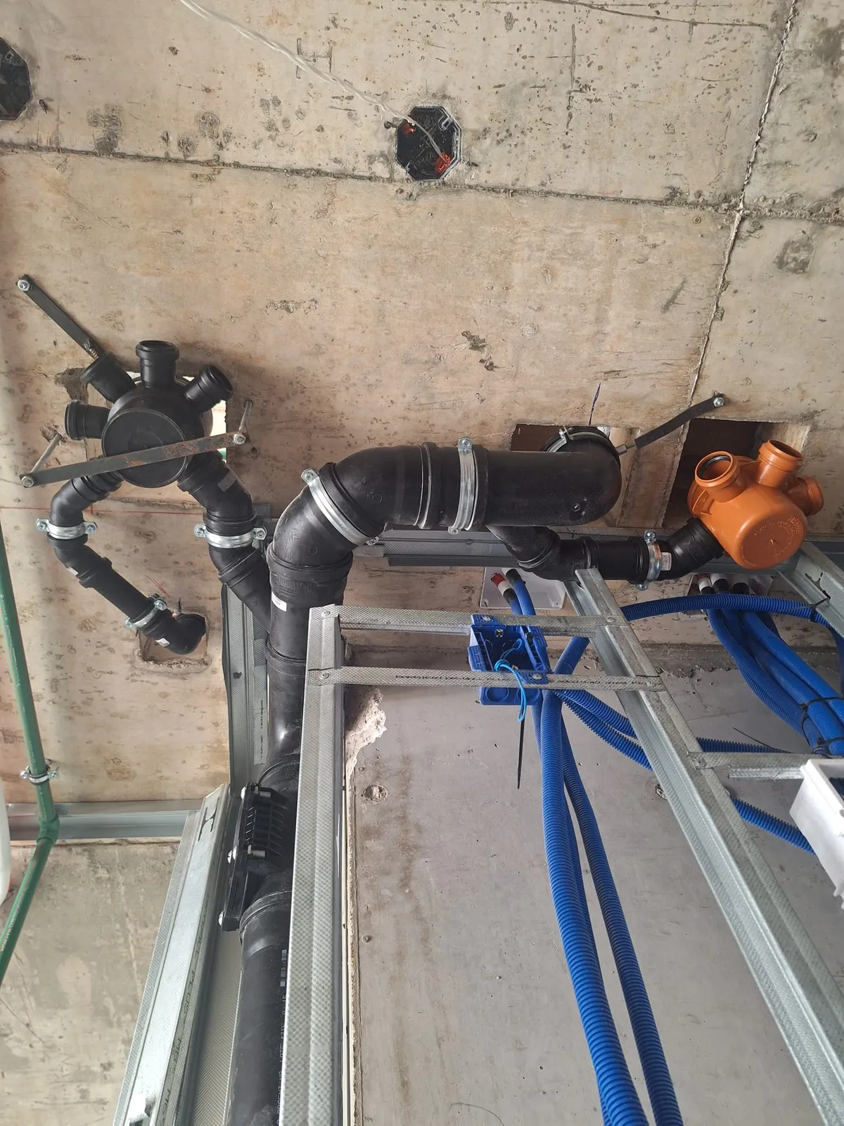 Instalación sanitaria industrial realizada por MG Construcciones